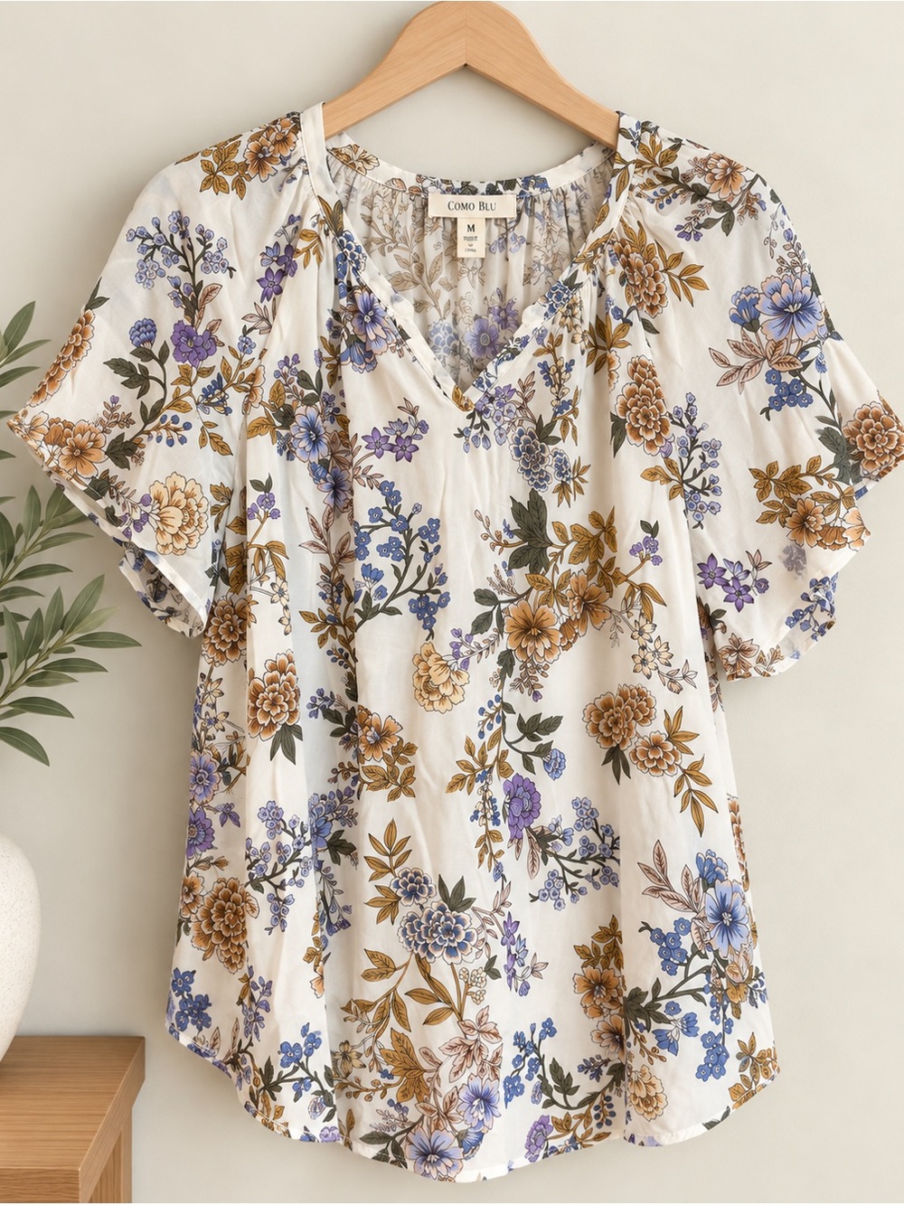 Comp Blu Cream Floral Short Sleeve V-Neck Top